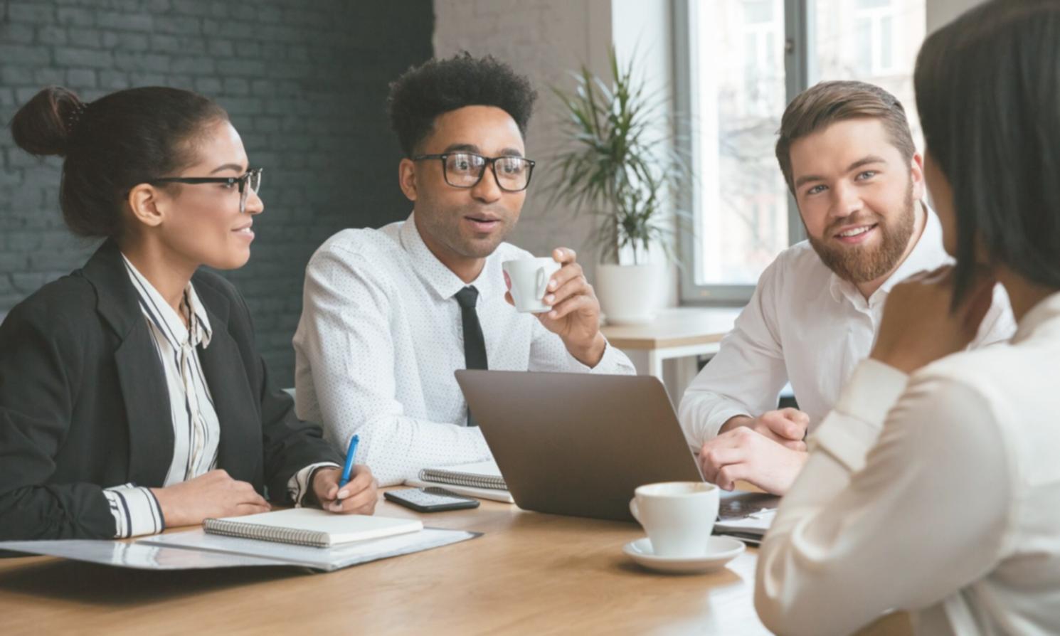 Equipo de vamorniorevo analizando tendencias de mercado